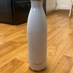 New in box Swell Angel Food 25oz water bottle